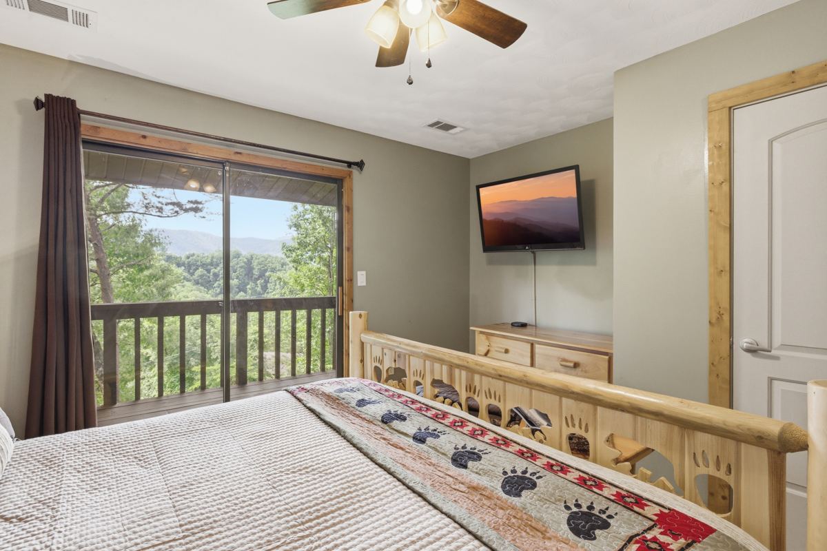Queen bedroom with a window onto the ridges